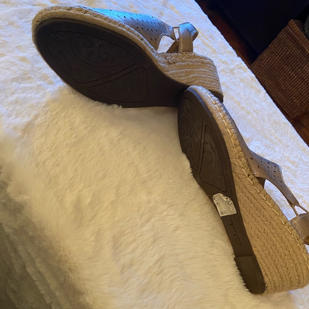 Gold leather wedge heeled espadrilles. - Picture 5 of 7